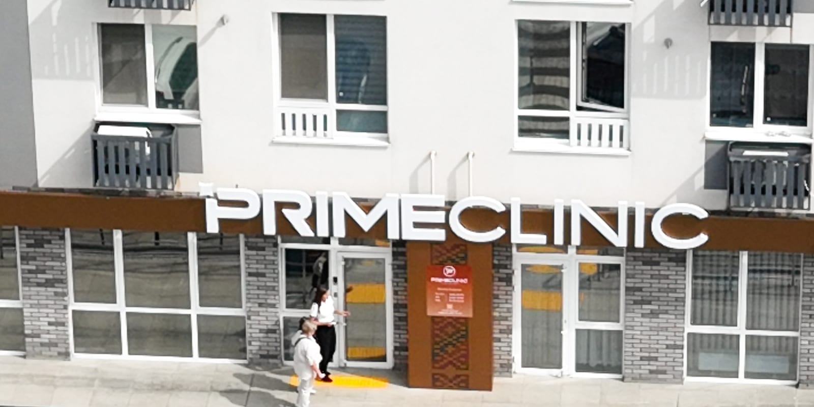 PRIMECLINIC in large letters on the ground floor of a SAVO building, with its own entrance, ramp and steps